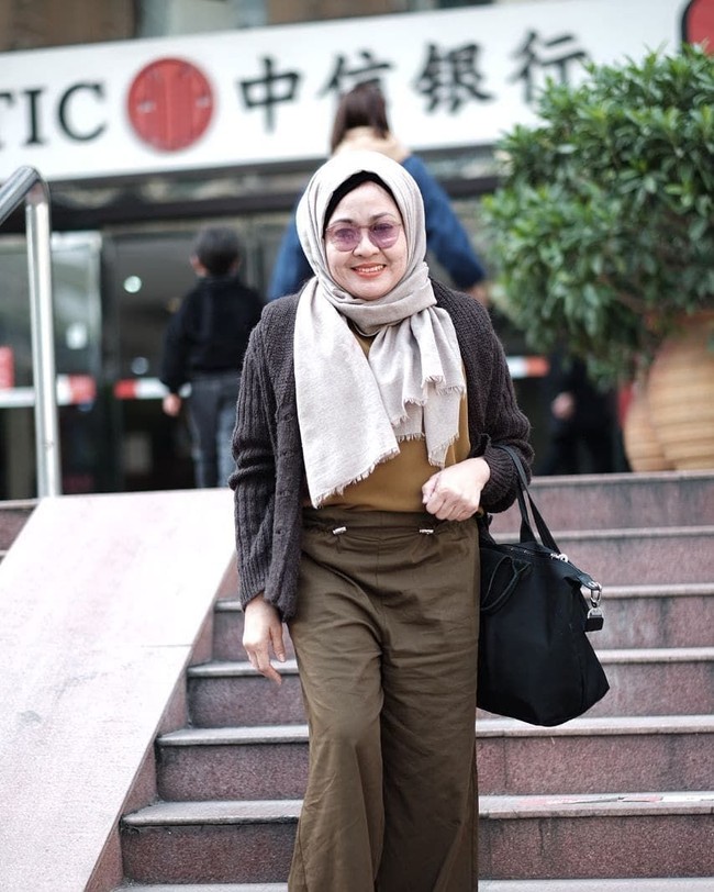 Dewi Indriati, istri mantan Gubernur Banten Rano Karno, terlihat menenteng tas dari merek luks asal Paris, Longchamp, seharga Rp 1 jutaan. (Foto: dok. Instagram)