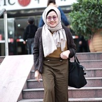 Dewi Indriati, istri mantan Gubernur Banten Rano Karno, terlihat menenteng tas dari merek luks asal Paris, Longchamp, seharga Rp 1 jutaan. (Foto: dok. Instagram)