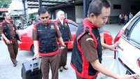Kejagung menyita sejumlah dokumen yang diamankan dari tiga ruangan itu menggunakan sebuah koper besar.