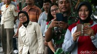 Warga juga mengabadikan balapan tersebut.