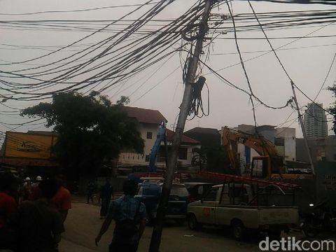 Tiang Listrik di Pasar Blora Miring Akibat Tersangkut Alat Berat