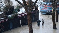 Jalan-jalan dermaga dan terowongan telah ditutup terkait banjir kali ini. Semua lalu lintas sungai, termasuk perahu pesiar dan taksi air juga dihentikan sementara. (Foto: Dok. AFP via ABC News)