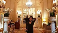 Selama liburan di Inggris, Chef Marinka juga terlihat berfoto di hotel mewah The Ritz Carlton, London. Wah, mewahnya... (Instagram/@rinrinmarinka)