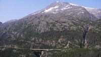 Jembatan Cape William Moore dibangun pada 1976. Dengan usianya yang telah cukup lampau tersebut jemabatan ini melayani kendaraan truk yang berlalu-lalang. Kondisinya juga telah mulai melengkung. List25.com/Istimewa.
