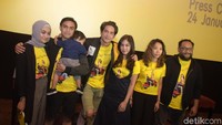 Adipati Foto bersama pemain film dan penulis novel tersebut. Pool/Noel/detikFoto.