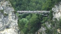 Meski memiliki pemandangan indah di bawahnya, jembatan Marienbruecke di Jerman, sebenarnya termasuk yang mengerikan. Di bawahnya terdapat air terjun disertai tebing yang curam. List25.com/Istimewa.
