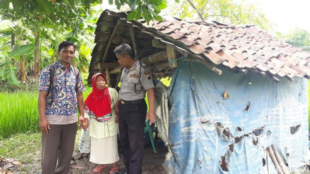 Nenek Fatonah di gubuk yang menjadi tempat tinggalnya. 