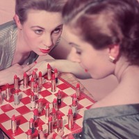 Memakai lipstik merah terang dianggap sebagai aksi patriotik di Amerika Serikat, pada masa Perang Dunia II dan rezim Adolf Hitler. Dikatakan, Hitler kala itu sangat membenci lipstik merah. Foto: Getty Images