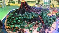Ada pula replika gunung api yang mengeluarkan lahar berwarna merah, serta lingkungan di sektiarnya yang ditumbuhi tanaman. Istimewa/Atlas Obscura.