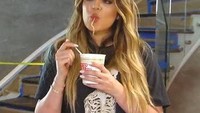 Salah satu anggota keluarga Kardashian ini sedang menyeruput mie instan dari mangkuk kemasannya langsung. Ya,  ini Khloe Kardashian! Foto: Istimewa