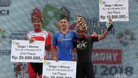 (Ki-ka) Projo Waseso, Dylan Page, dan Andul Gani menerima penghargaan.