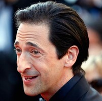 Orang dengan hawk nose memiliki hidung sangat mancung dan panjang, dengan bagian bawah melengkung ke dalam. Pria dan wanita dengan hidung jenis ini cenderung unik, tidak terlalu suka mengikuti aturan dan jalan pikirannya suka berbeda dengan orang kebanyakan. Foto: Getty Images