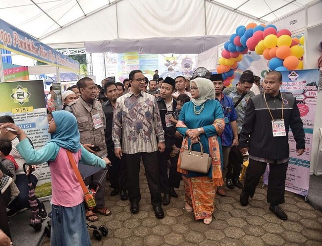 Fery Farhati Ganis, istri Gubernur DKI Jakarta Anies Baswedan, terlihat mendampingi sang suami bertugas dengan memakai busana baju kurung dan kain batik. Dia juga membawa tas Michael Kors seri Selma Saffiano Leather Medium Satchel US$ 298 atau sekitar Rp 3,9 juta. (Foto: dok. Instagram)