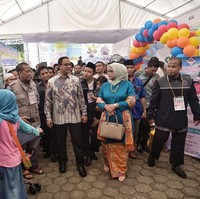 Fery Farhati Ganis, istri Gubernur DKI Jakarta Anies Baswedan, terlihat mendampingi sang suami bertugas dengan memakai busana baju kurung dan kain batik. Dia juga membawa tas Michael Kors seri Selma Saffiano Leather Medium Satchel US$ 298 atau sekitar Rp 3,9 juta. (Foto: dok. Instagram)