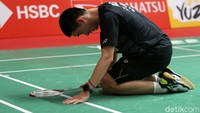 Kantaphon Wangcharoen harus mengakui keunggulan Anthony setelah kalah dengan skor 11-21 dan 14-21.