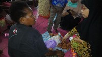 Imunisasi menjadi satu-satunya cara efektif mencegah campak. Mengingat kondisi geografis dan jarak di Papua sulit, para tenaga kesehatan dituntut lebih kuat dalam memperluas cakupan imunisasi di pelosok daerah. (Foto: Kemenkes)