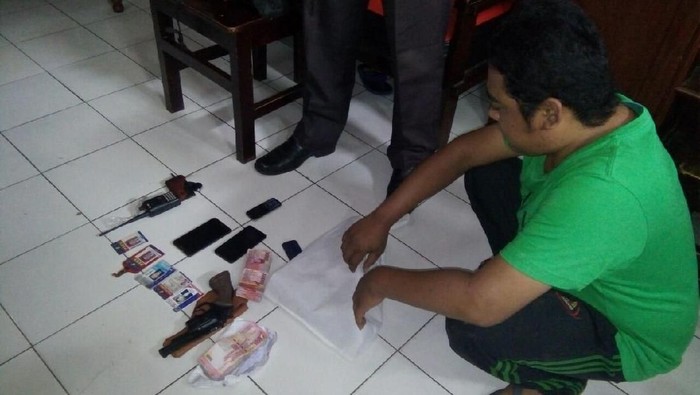 Ancam dan Peras Pengusaha Besi Tua, 6 Orang Ini Diamankan