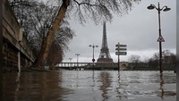 Warga Paris diimbau untuk menjauh dari sungai Seine yang permukaan airnya terus meningkat dan membanjiri jalan-jalan sekitarnya, hingga menyebabkan gangguan pada jaringan transportasi di Paris. (Foto: Dok. REUTERS/Christian Hartmann)