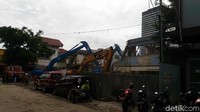 Pantauan detikcom, Kamis (25/1/2018), proses perataan masih berlangsung hingga pukul 11.20 WIB. 