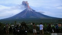 Warga menyaksikan letusan Gunung Mayon. REUTERS/Romeo Ranoco.