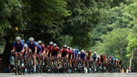 Bahkan kecelakaan beruntun para pebalap mewarnai etape pertama TdI 2018 di Besole Klaten.