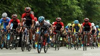 Para pebalap ini berebut posisi terbaik di etape I Tour de Indonesia.