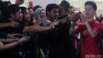 Kevin Berswafoto Bareng Fans