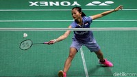 Fitriani berusaha mengembalikan shuttlecock serangan lawan.