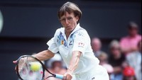 Di dunia tenis putri pada masa lalu, juga ada nama Martina Navratilova. Salah satu legenda tenis itu terbiasa beraksi dengan kacamata. (Foto: Gary Prior/ALLSPORT)