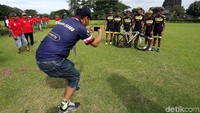Enam pebalap foto bersama dengan latar belakang Candi Prambanan.