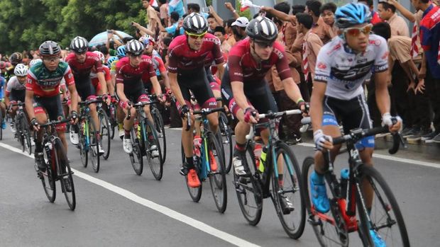 Sejumlah peserta balap sepeda Tour de Indonesia 2018 memacu sepedanya melintasi jembatan Kertosono, Nganjuk, Jawa Timur. 