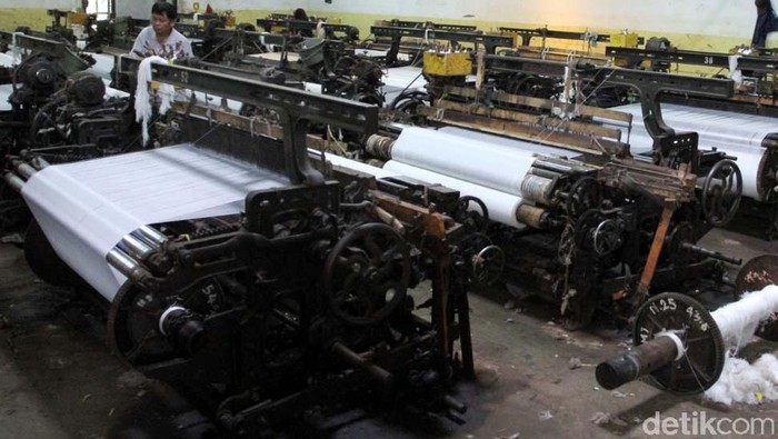 Pada tahun 90-an produksi kain tenun di Kecamatan Majalaya, Ibun dan Paseh, Kabupaten Bandung, berkembang pesat. Kini kejayaan prodak tekstil Majalaya kian hari kian meredup.