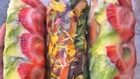 Restoran bernama Red Envelope, Santa Ana, California ternyata juga memiliki spring roll yang dicampur dengan edible flower dan juga buah. Foto: Istimewa