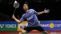 Anthony bertanding melawan Chen Long di Istora Senayan, Jakarta, Jumat (26/1/2018).