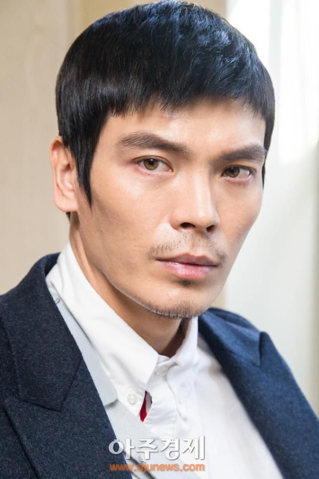 Kim Sung Oh juga dianggap sebagai selebriti yang memiliki warna mata yang mencolok dan hampir mendekati hijau terang. Foto: Instagram