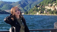 Masih di Italia, petualangan Karina menuju danau di Kota Como yang terletak di sebelah utara Italia. Danau Como secara langsung berbatasan dengan Kota Vacallo yang ada di Swiss (Dok. sharishanya/Instagram)