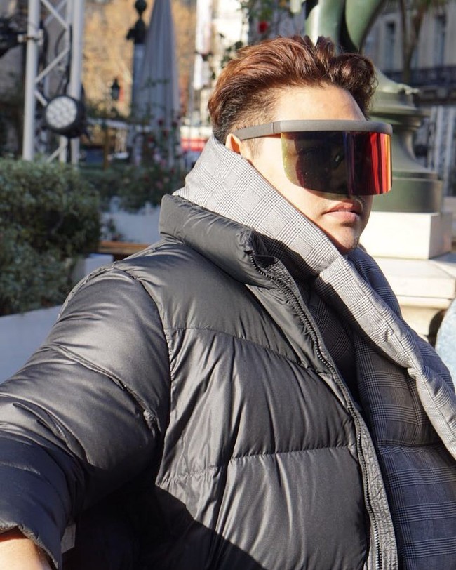 Presenter Ivan Gunawan bergaya dengan kacamata hitam dari brand Mykita x Bernhard Willhelm seharga US$ 477 atau sekitar Rp 6,3 juta. Foto: Dok. Instagram