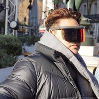 Presenter Ivan Gunawan bergaya dengan kacamata hitam dari brand Mykita x Bernhard Willhelm seharga US$ 477 atau sekitar Rp 6,3 juta. Foto: Dok. Instagram