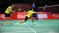 Chen Hung Ling berusaha mengembalikan servis lawan.