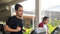 Bismillah, semangat berolahraga, menjadi semangat beraktivitas, semangat hidup sehat, tulisnya lagi. Foto: Instagram @dimasseto_1