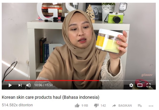 Gita Savitri memiliki konten yang cukup beragam di channel Youtube-nya. Mulai dari tutorial hijab sampai segmen beropini yang membuatnya cukup vokal merespon isu-isu sosial saat ini. Foto: Instagram