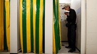 Cheung Muk-gun saat memanfaatkan toilet umum di sebuah taman di Mong Kok. (Foto: Dok. REUTERS/Bobby Yip)