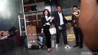 Dokter Sonia meninggalkan gedung KPK sambil melempar senyuman.
