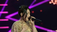 Via Vallen terlihat cantik malam itu. 