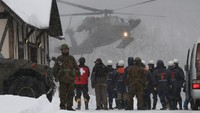 Evakuasi dilakukan dengan memanfaatkan helikopter milik Kementerian Pertahanan (Foto: Dok. The Mainichi)
