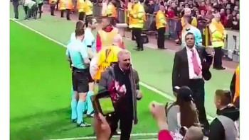 Minggu yang fantastis. Kita mendapatkan Sanchez dan sekarang Mourinho menandatangani kotrak baru. Berita bagus, tulis netizen ini. Foto: istimewa