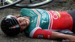 Pebalap Bertumbangan di Etape Neraka