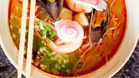 Aneka sefood segar plus kuah pedas jadi ciri khas ramen ini. dilengkapi dengan kamaboko, irisan tipis fish cake. Nyam!Foto: Istimewa
