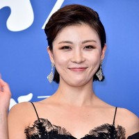 Han Ji Won terobsesi dengan kulit lembang. Bintang Hospital Ship itu menggunakan moisturizer bertekstur jelly dari brand J-One. Sebelum memulai skin care, Ji Won menyarankan agar menyemprotkan wajah dengan facial mist.  Foto: Getty Images