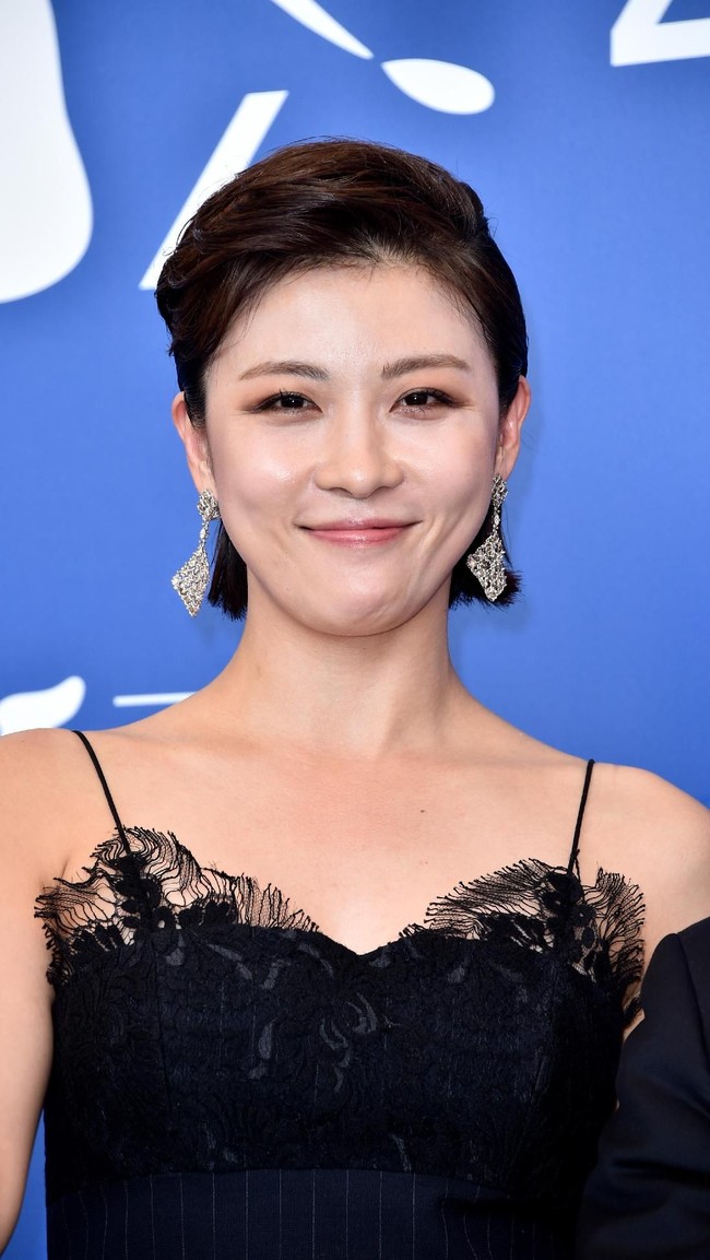 Han Ji Won terobsesi dengan kulit lembang. Bintang Hospital Ship itu menggunakan moisturizer bertekstur jelly dari brand J-One. Sebelum memulai skin care, Ji Won menyarankan agar menyemprotkan wajah dengan facial mist.  Foto: Getty Images